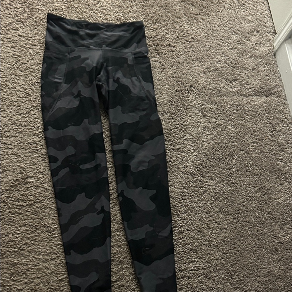 Old Navy Black Camouflage High-Rise Leggings